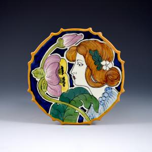 Piattino con profilo femminile, fiore e bocciolo